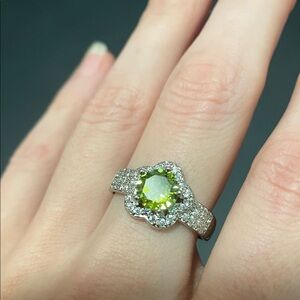 🖤5/$25 🖤 SALE Elegant Silver and Green Gemstone Ring